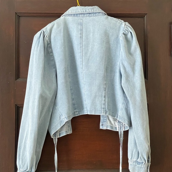 I’m selling a cropped denim light wash blue jean jacket. I’m 5’9 for reference. - Picture 5 of 6